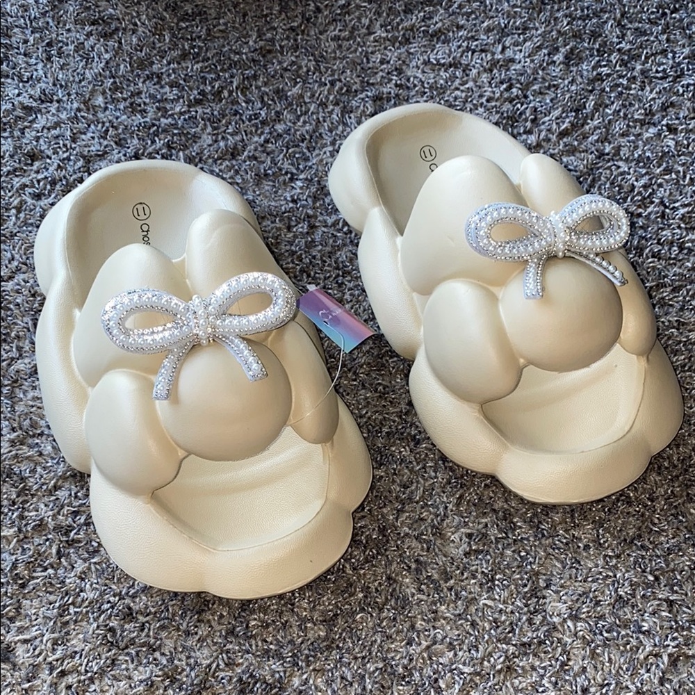 Charming Cream Foam Shoes with Sparkling Bow